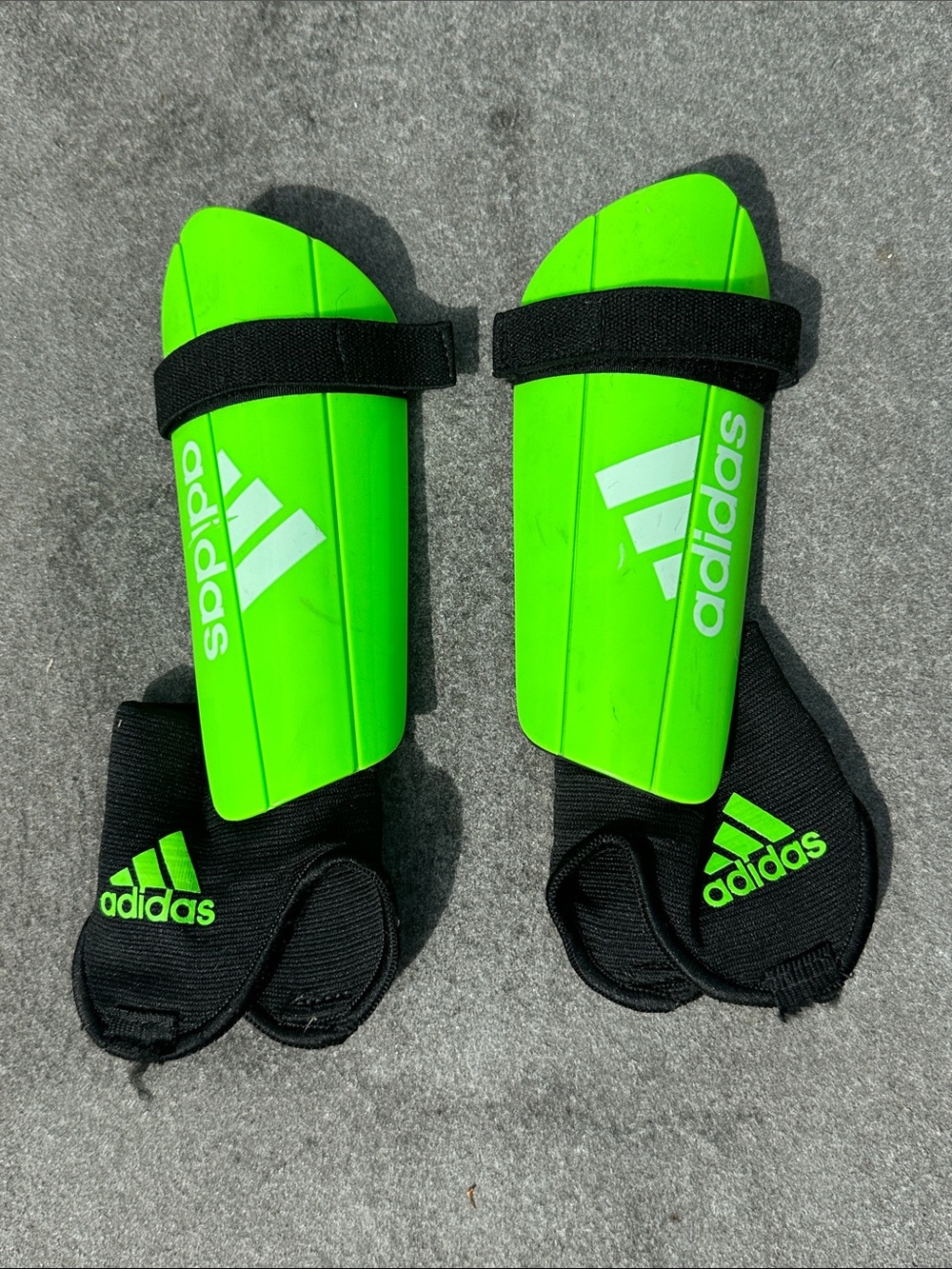 Soccer Shin Guards Adidas YOUTH Ages 6-9 size Medium
